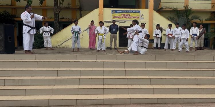 राजुरा येथील इन्फंट काँन्व्हेंट येथे विद्यार्थी सुरक्षा समितीतर्फे स्वयं रक्षणाचे धडे.