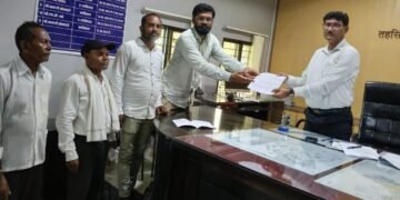 मे महिन्यात अवकाळी पाऊस व गारपीट पडून घरांचे नुकसान भरपाई देण्याची मागणी.