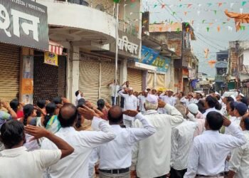 राजुरा येथील गांधी चौकात स्वातंत्र्य दिनाचा उत्साहात साजरा. माजी आमदार सुभाष धोटेंच्या हस्ते ध्वजारोहण.