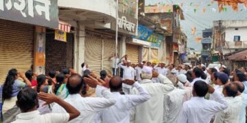 राजुरा येथील गांधी चौकात स्वातंत्र्य दिनाचा उत्साहात साजरा. माजी आमदार सुभाष धोटेंच्या हस्ते ध्वजारोहण.