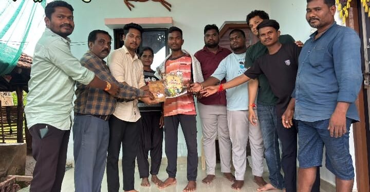 एटापल्ली तालुक्यातील आदिवासी समाजातील रोहित दुर्वा याची MBBS करीता निवड झाल्याने गौरवपूर्ण सत्कार.