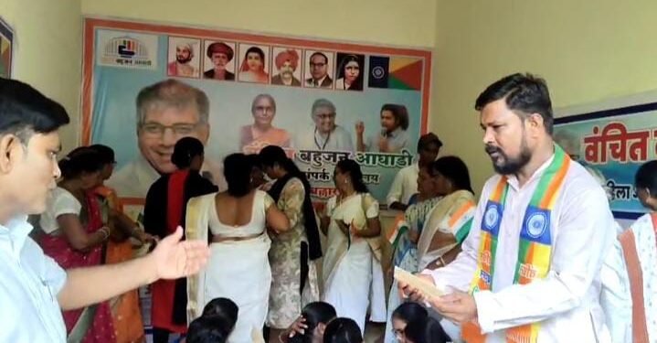 वंचित बहुजन आघाडी बल्लारपूर शहरच्या वतीने कार्यालय उद्घाटन आणि मत पत्रिकेसाठी पोस्ट कार्ड अभियान प्रारंभ.