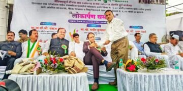 हिंगणघाट रेल्वे स्थानकावर गाड्यांच्या थांब्यासाठी पालकमंत्री डॉ. पंकज भोयर व खासदार अमर काळे यांच्याकडे मागणी.