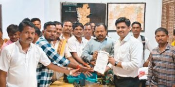 हेडरी ते गट्टा रस्ता तात्काळ बनवा सार्वजनिक बांधकाम विभागाचे कार्यकारी अभियंता यांना निवेदन.