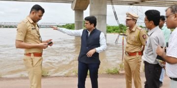 वर्धा नदीच्या पूर पातळीची जिल्हाधिका-यांकडून पाहणीबामणी – राजुरा पूल व शिवनी चोर पूरग्रस्त भागाला भेट