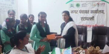 अखेर एटापल्ली नगर पंचायतला जाग आली आणि राजीव गांधी हायस्कुल एटापल्ली येथील 5 विद्यार्थ्यांचा केला सन्मान.