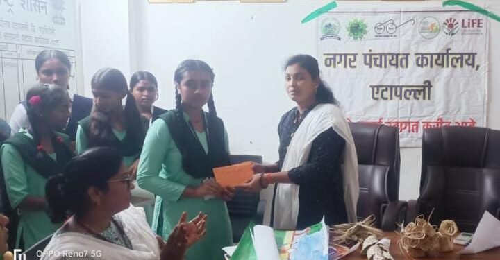 अखेर एटापल्ली नगर पंचायतला जाग आली आणि राजीव गांधी हायस्कुल एटापल्ली येथील 5 विद्यार्थ्यांचा केला सन्मान.