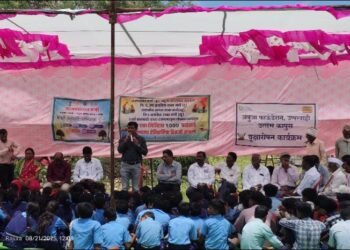 एका मिनिटात 1101 फळझाडे लावण्याचा विक्रम, स्मार्ट ग्राम मंगी (बु) यांचा अभिनव उपक्रम.