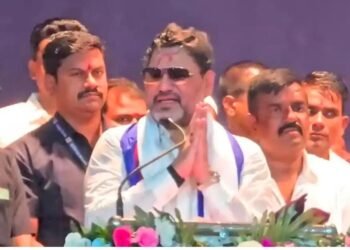 पोलिसांना आपले आडनाव लावता येत नसेल तर ही समता आहे का? माजी मंत्री धनंजय मुंडेंचा सवाल.