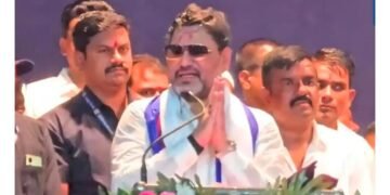 पोलिसांना आपले आडनाव लावता येत नसेल तर ही समता आहे का? माजी मंत्री धनंजय मुंडेंचा सवाल.