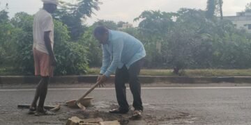 बल्लारपुर की सड़कों के गड्ढों पर पेवर्स गिट्टी भरने का कार्य काशीनाथ सिंह ने किया चालू.