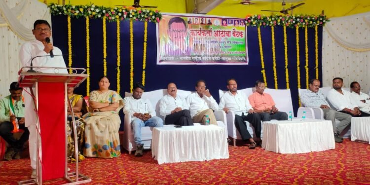 गोंडपिपरी येथे काँग्रेस कार्यकर्ता बैठक उत्साहात : माजी आ. सुभाष धोटे यांनी साधला संवाद.