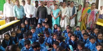 शिवसेना शिंदे पक्षाच्या वतीने हिंगणघाट येते विद्यार्थ्यांना चित्रकला वही, स्केचपेन पॉकेट, पाणी बाटल्या व बिस्किटचे वाटप