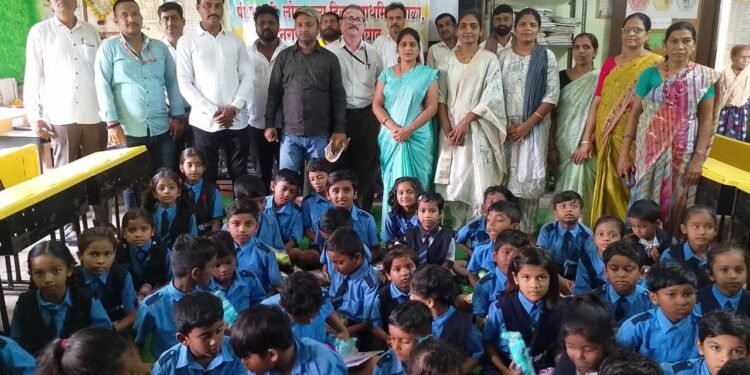 शिवसेना शिंदे पक्षाच्या वतीने हिंगणघाट येते विद्यार्थ्यांना चित्रकला वही, स्केचपेन पॉकेट, पाणी बाटल्या व बिस्किटचे वाटप