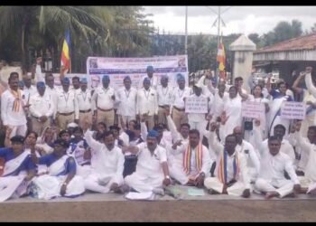 बौद्धांच्या धार्मिक स्थळांचे व्यवस्थापन बौद्धांच्या ताब्यात द्या, सांगली जिल्हाधिकारी कार्यालयावर निदर्शने करत आंबेडकरी समाज आक्रमक.