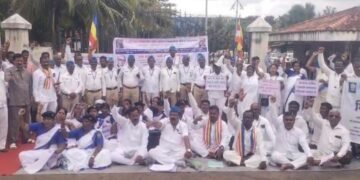 बौद्धांच्या धार्मिक स्थळांचे व्यवस्थापन बौद्धांच्या ताब्यात द्या, सांगली जिल्हाधिकारी कार्यालयावर निदर्शने करत आंबेडकरी समाज आक्रमक.