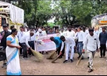 धोपटेश्वर येथे मराठवाडा मुक्ती संग्राम दिनानिमित्त आयटीआय बदनापूरतर्फे स्वच्छता अभियान.