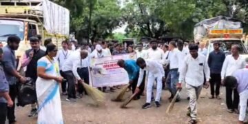 धोपटेश्वर येथे मराठवाडा मुक्ती संग्राम दिनानिमित्त आयटीआय बदनापूरतर्फे स्वच्छता अभियान.