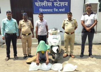 हिंगणघाट पोलिसांची अवैध दारू वाहतूक करणाऱ्यावर दारुबंदी कायद्यान्वये कारवाई.