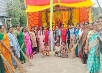 ग्रामस्वच्छतेतून महिलांनी केले राष्ट्रनायकांना अभिवादन: सार्वजनिक शारदा महिला मंडळा राजुराचा पुढाकार.