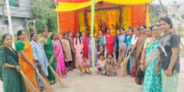 ग्रामस्वच्छतेतून महिलांनी केले राष्ट्रनायकांना अभिवादन: सार्वजनिक शारदा महिला मंडळा राजुराचा पुढाकार.