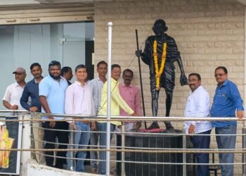 राजुरा काँग्रेसने केले राष्ट्रपिता महात्मा गांधींना अभिवादन.