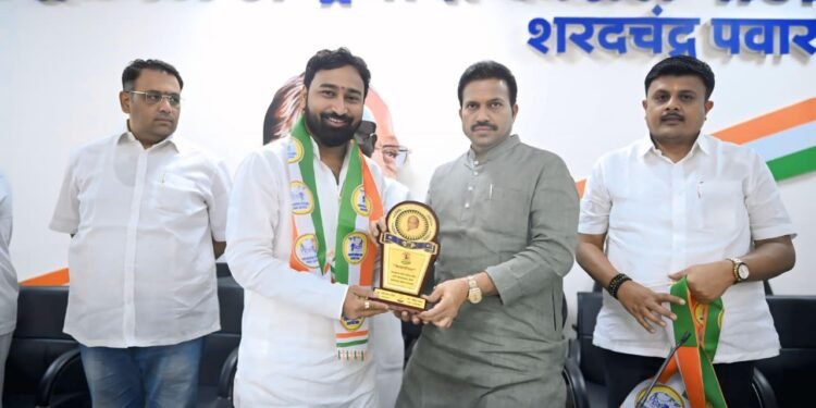 नाशिक येथील शेतकरी आक्रोश मोर्चाचे निरीक्षक अतुल वांदिले यांच्या कार्याची राका श.प पक्षाने घेतली दखल