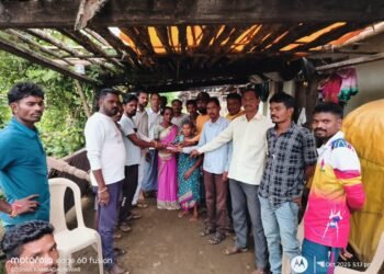 वाघाच्या हल्ल्यात मृत्यू झालेला बामनकर कुटुंबीयांना आर्थिक मदत .