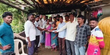 वाघाच्या हल्ल्यात मृत्यू झालेला बामनकर कुटुंबीयांना  आर्थिक मदत .