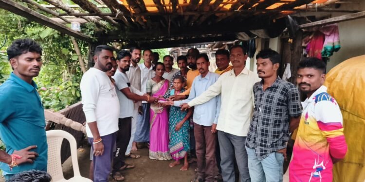 वाघाच्या हल्ल्यात मृत्यू झालेला बामनकर कुटुंबीयांना  आर्थिक मदत .