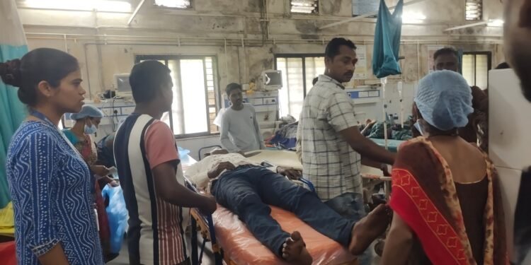 गरिबांचे देवदूत काँग्रेस नेते अजय कंकडालवार यांनी केली दुचाकी अपघातातील  युवकांना उपचारासाठी मदत.