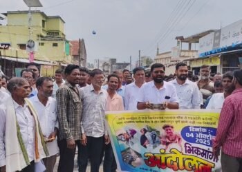 अहेरी राजनगरीत राष्ट्रवादी काँग्रेस शरदचंद्र पवार पक्षाचे वतीने भिक मांगो आंदोलन.