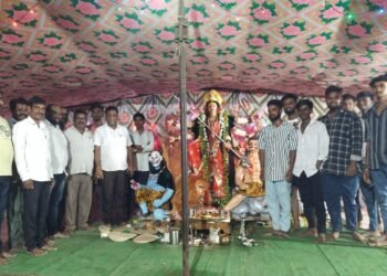 माजी जिल्हा परिषद अध्यक्ष अजय कंकडावार सार्वजनिक दुर्गाउत्सव मंडळाला भेट.