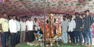 माजी जिल्हा परिषद अध्यक्ष अजय कंकडावार सार्वजनिक दुर्गाउत्सव मंडळाला भेट.