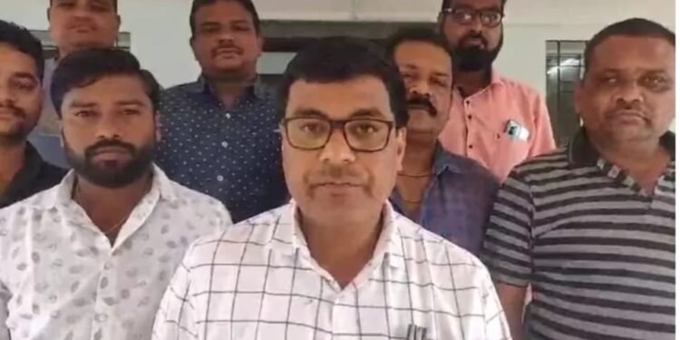 राज्य सरकारने गडचिरोली जिल्ह्यातील बंगाली समाजाच्या जमिनी वर्ग एक करण्यासाठी सरकारनी त्वरित पावले उचलावी.अन्यता जनआंदोलन उभारणार.