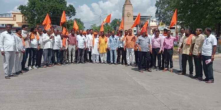 शेतकऱ्यांचे सरसकट कर्ज माफ करून सातबारा कोरा करा, शिवसेना ठाकरे गटाचे हिंगणघाट येथे जन आक्रोश मोर्चा.