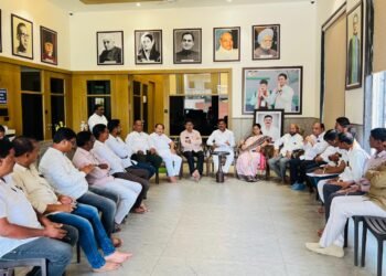 मतदार याद्यांच्या पडताळणीसाठी काँग्रेस कार्यकर्त्यांना जिल्हाध्यक्ष माजी आ. धोटेंचे आवाहन: चंद्रपूर येथे खासदारांच्या उपस्थित काँग्रेसची बैठक.