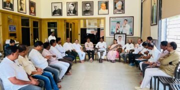 मतदार याद्यांच्या पडताळणीसाठी काँग्रेस कार्यकर्त्यांना जिल्हाध्यक्ष माजी आ. धोटेंचे आवाहन: चंद्रपूर येथे खासदारांच्या उपस्थित काँग्रेसची बैठक.