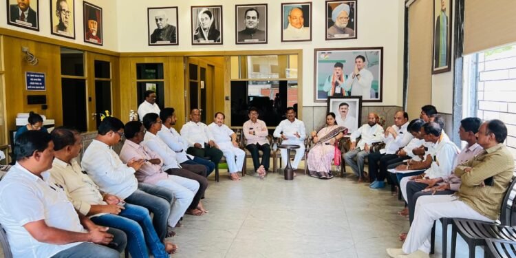 मतदार याद्यांच्या पडताळणीसाठी काँग्रेस कार्यकर्त्यांना जिल्हाध्यक्ष माजी आ. धोटेंचे आवाहन: चंद्रपूर येथे खासदारांच्या उपस्थित काँग्रेसची बैठक.