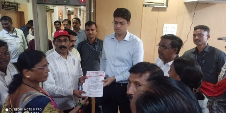 अतिवृष्टीग्रस्त शेतकऱ्यांसाठी व इतर जनमागण्यांसाठी न्याय मिळेपर्यंत संघर्ष सुरूच! — भाकपा व किसान सभेचे गडचिरोली जिल्हाधिकारी कार्यालयावर आंदोलन.