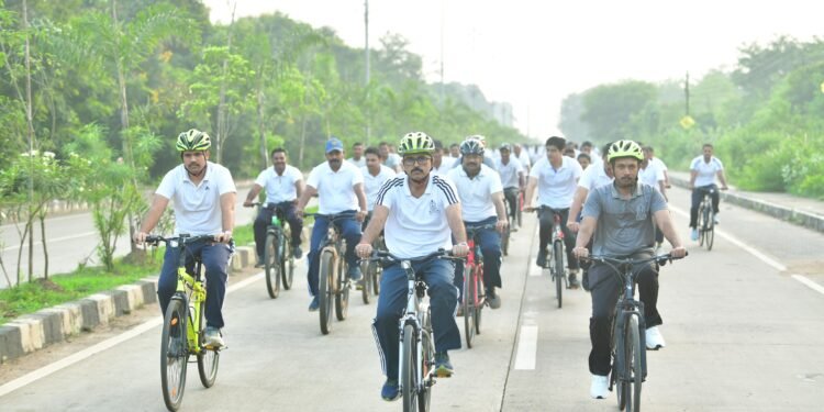 गडचिरोली पोलीस दलाच्या वतीने ‘सायबर जनजागृती सायकल रॅलीचे’ आयोजन.