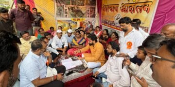 कलोडे सभागृह समोरील अवैध झोपडपट्टीचे अतिक्रमण काढण्यासाठी अन्नत्याग आंदोलनाचा दुसरा दिवस.