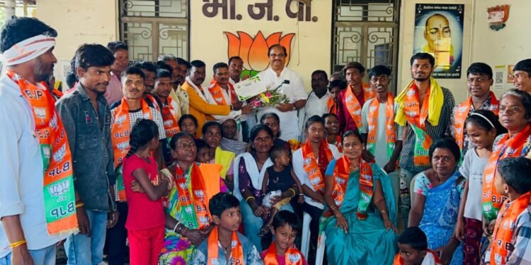 आ.कुणावार यांचे नेतृत्व मान्य करीत माता मंदिर वॉर्ड बिरसा मुंडानगर मधील कार्यकर्त्यांचा भाजपात प्रवेश.