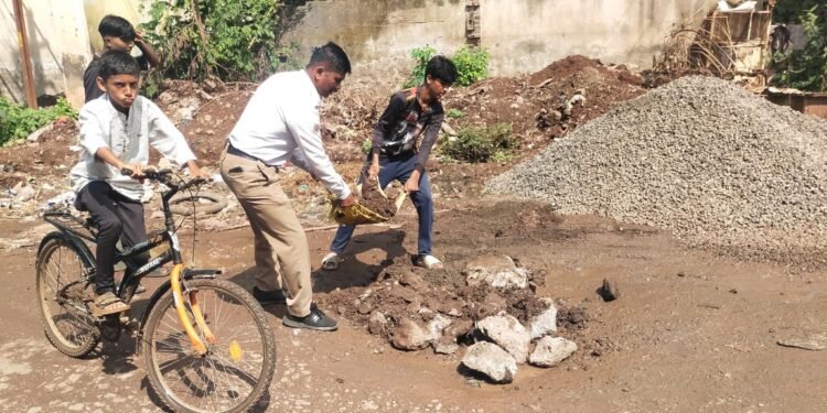 पोलिसांच्या श्रमदानातून जीवघेणा खड्ड्यात मातीटाकून  दुचाकी व चारचाकी करण्याऱ्या धारकांना सुखद.