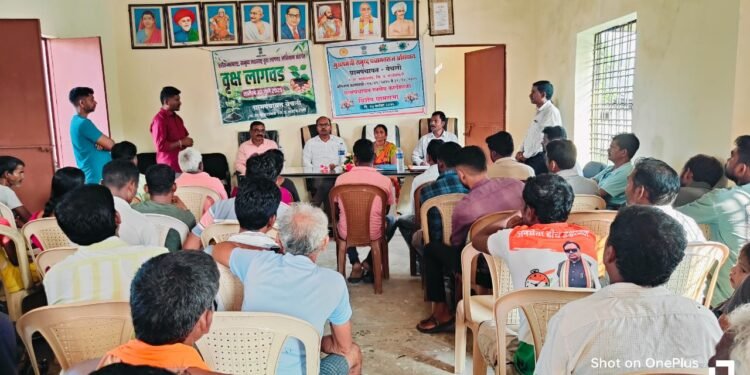 भामरागड तालुक्यातील ग्रामपंचायत येचली येथे जिल्हा परिषदचे मुख्य कार्यकारी अधिकारी सुहास गाडे यांची भेट.