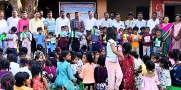 अहेरी तालुकाध्यक्ष ऋषी सुखदेवे यांच्या नेतृत्वातील विध्यार्थ्यांना नोटबुक व पेन वाटप.