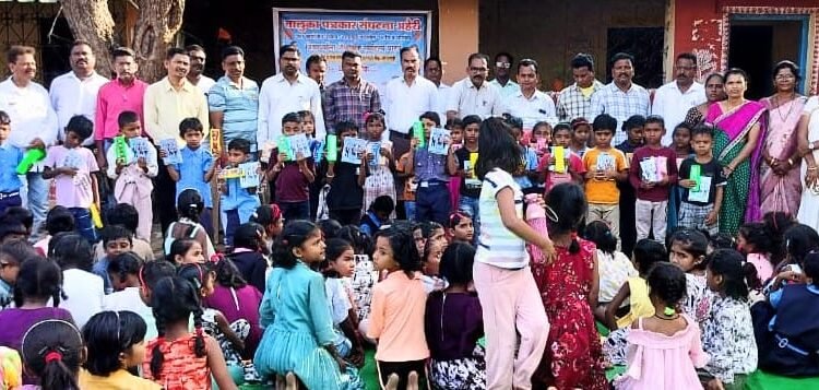 अहेरी तालुकाध्यक्ष ऋषी सुखदेवे यांच्या नेतृत्वातील विध्यार्थ्यांना नोटबुक व पेन वाटप.