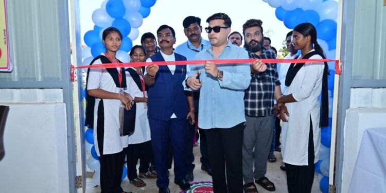 राजे अम्ब्रिशराव महाराज यांच्या शुभ हस्ते राजे धर्मराव महाविद्यालयात स्व. श्रीमंत राजे सत्यवानराव महाराज सभागृह व ग्रीन जिमचे भव्य उद्घाटन.