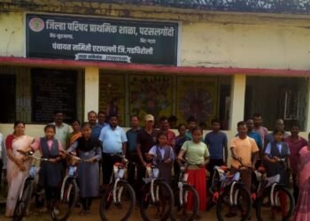 परसलगोंदी शाळेतील सावित्रीच्या लेकिंना सायकल वितरण.