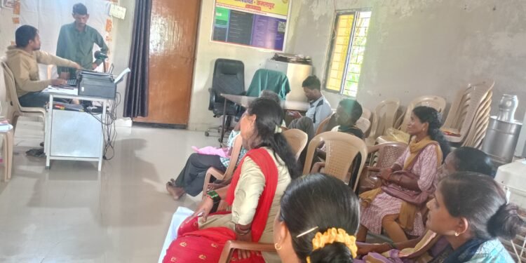 कमलापूर ग्रामपंचायत मध्ये आधार कॉर्ड अपडेट करणे सुरु आहे.